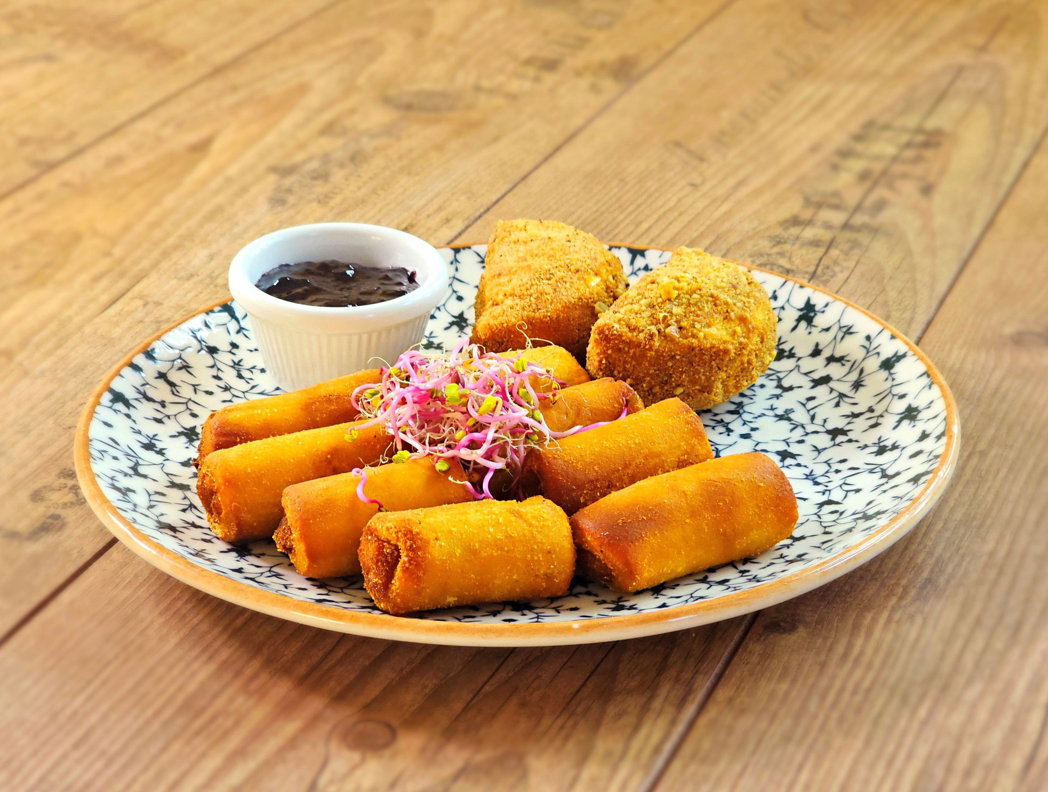 Aszalt szilvával töltött camambert diós bundában