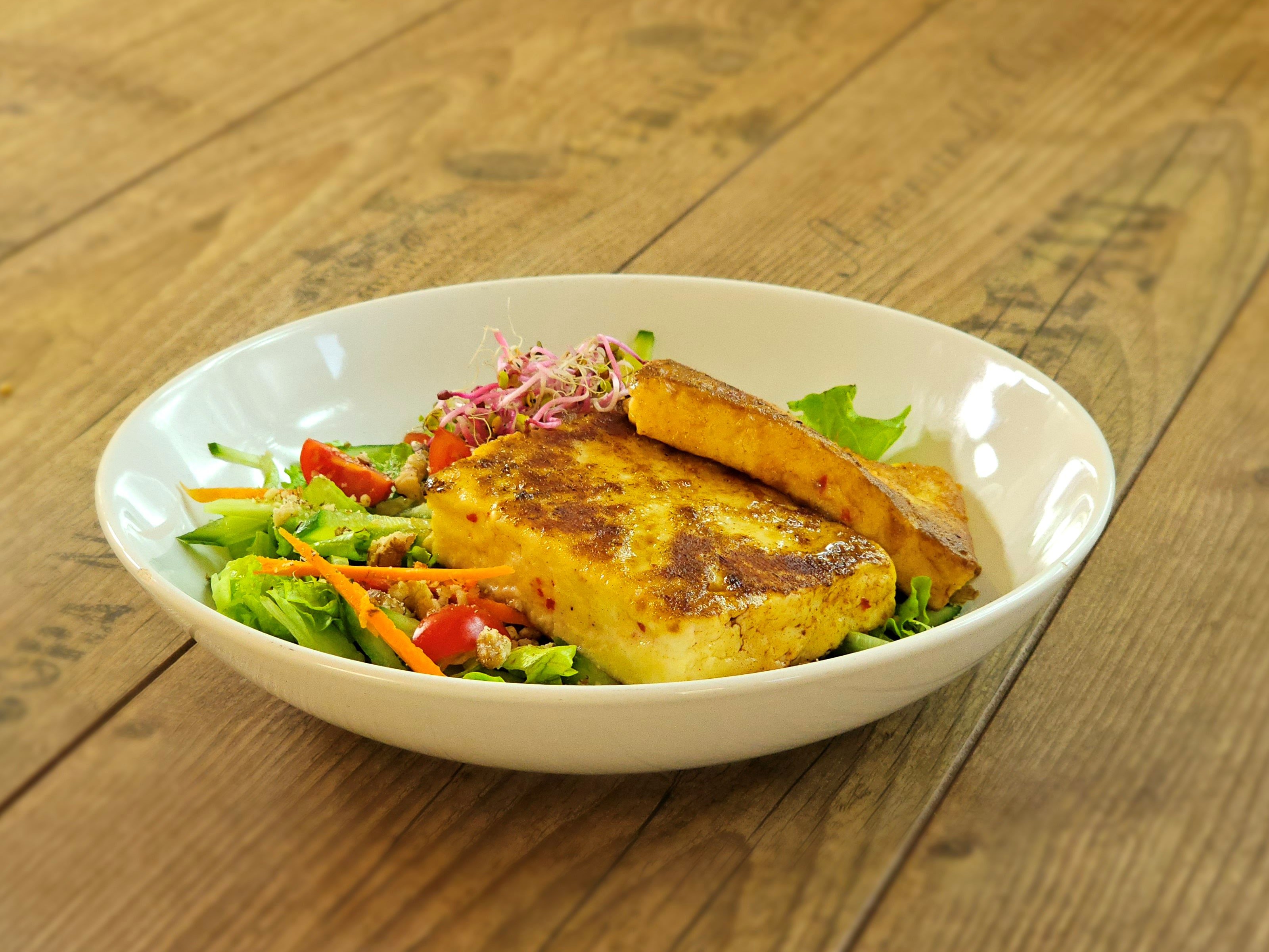 Grillezett mozzarella saláta ágyon