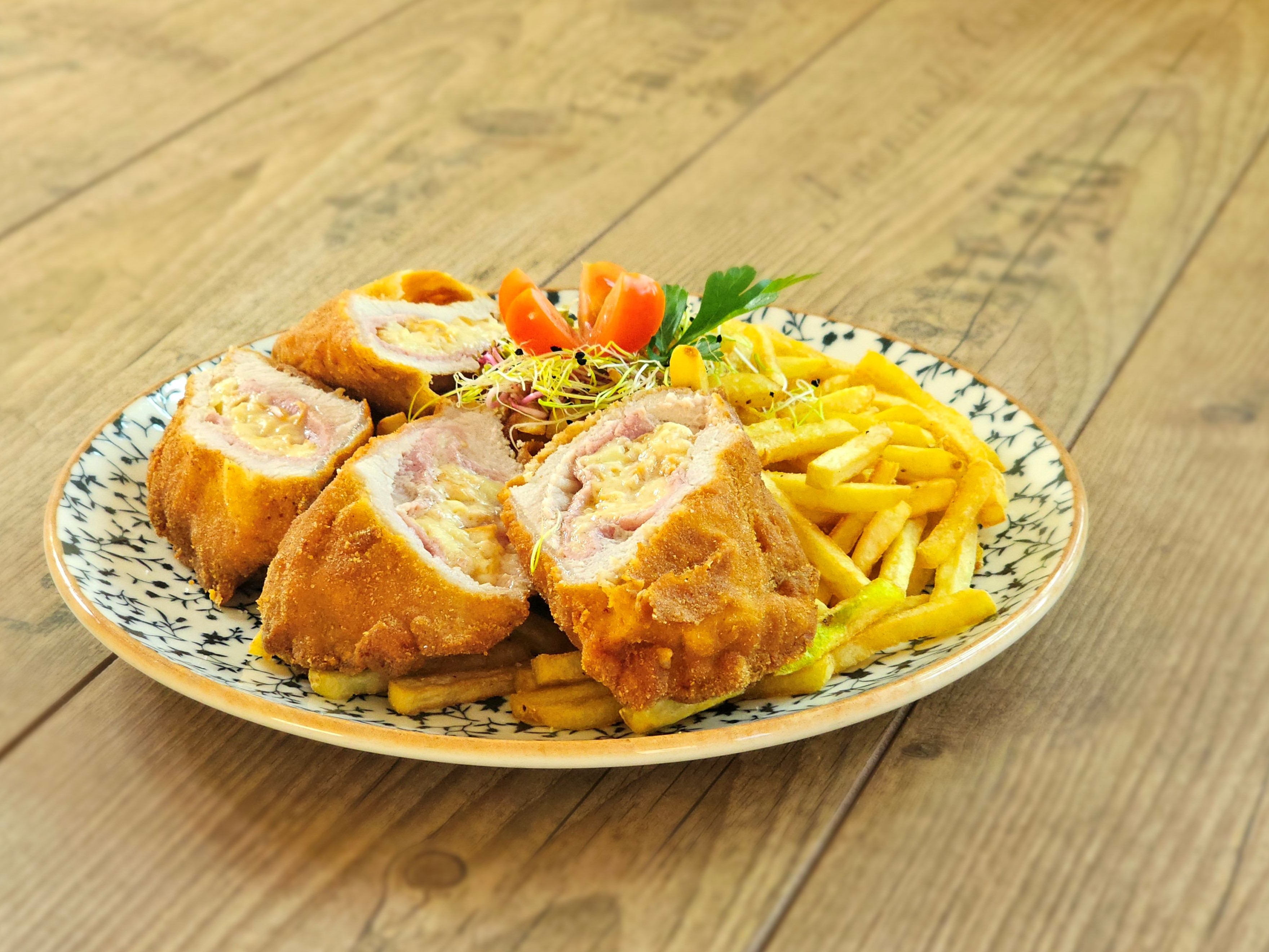 Tarjával és füstölt sajttal töltött rántott karaj hasábburgonyával