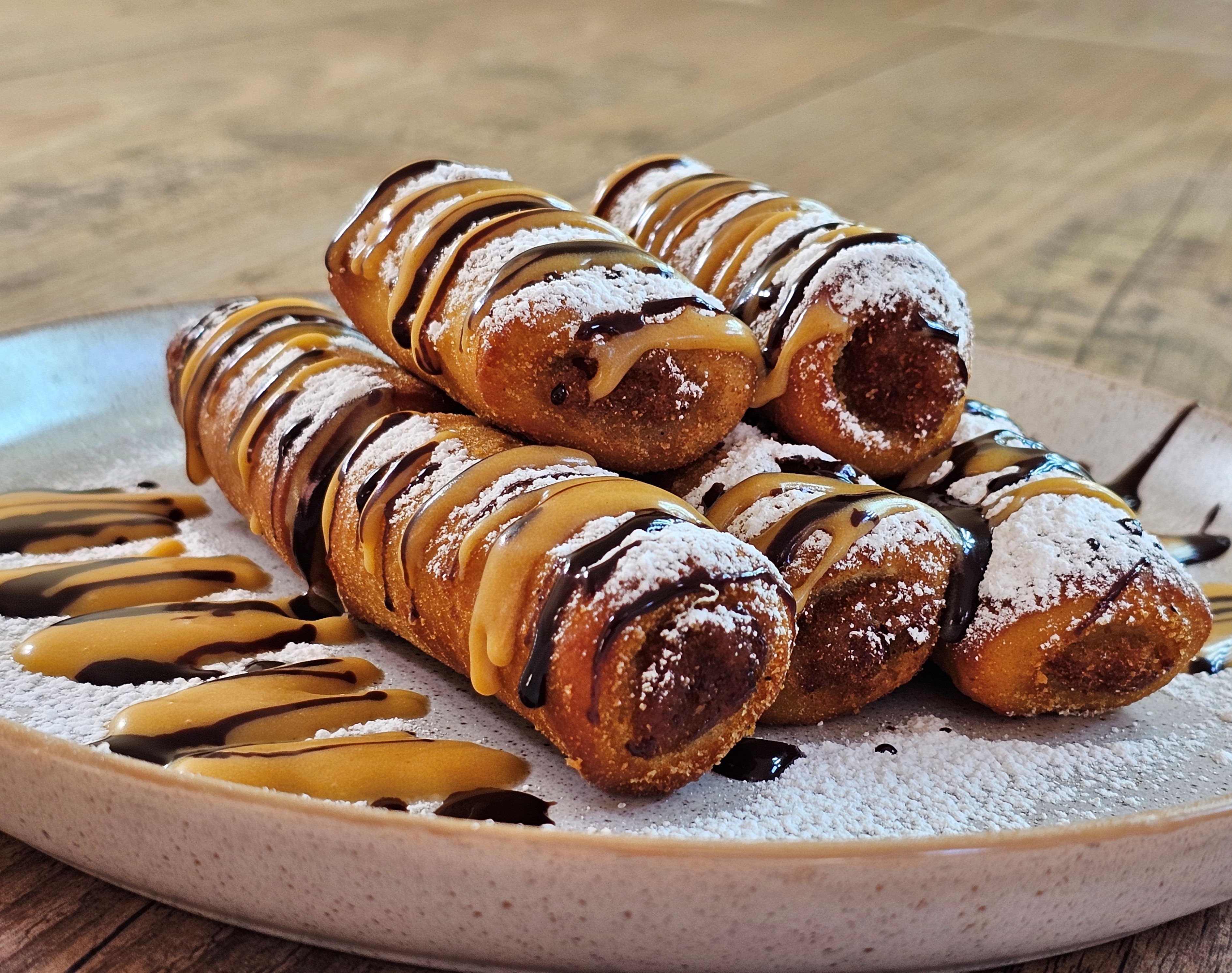 Fahéjas almás krokett karamell és csoki öntettel