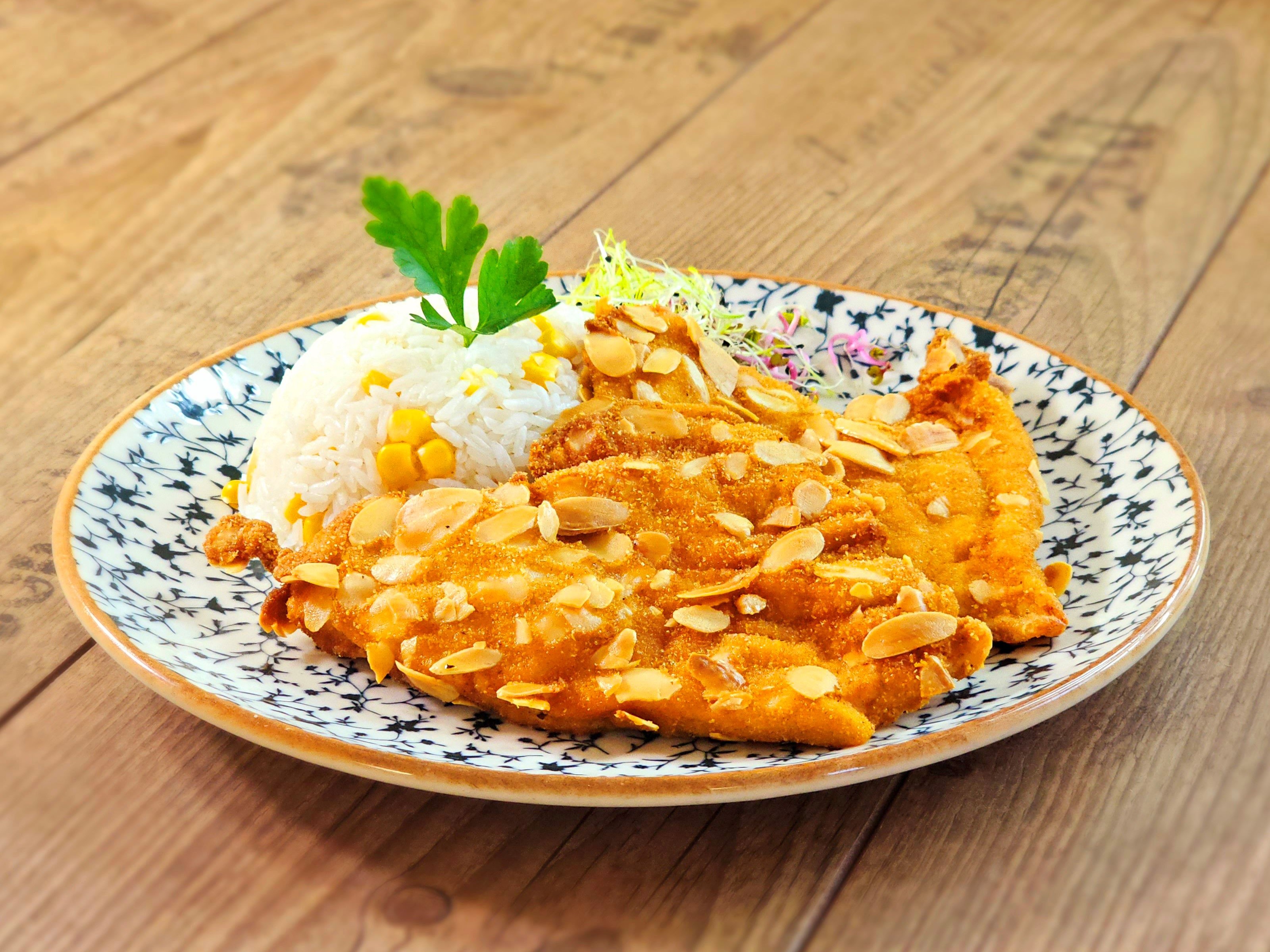 Rántott pulykamell mandulás bundában kukoricás rizzsel