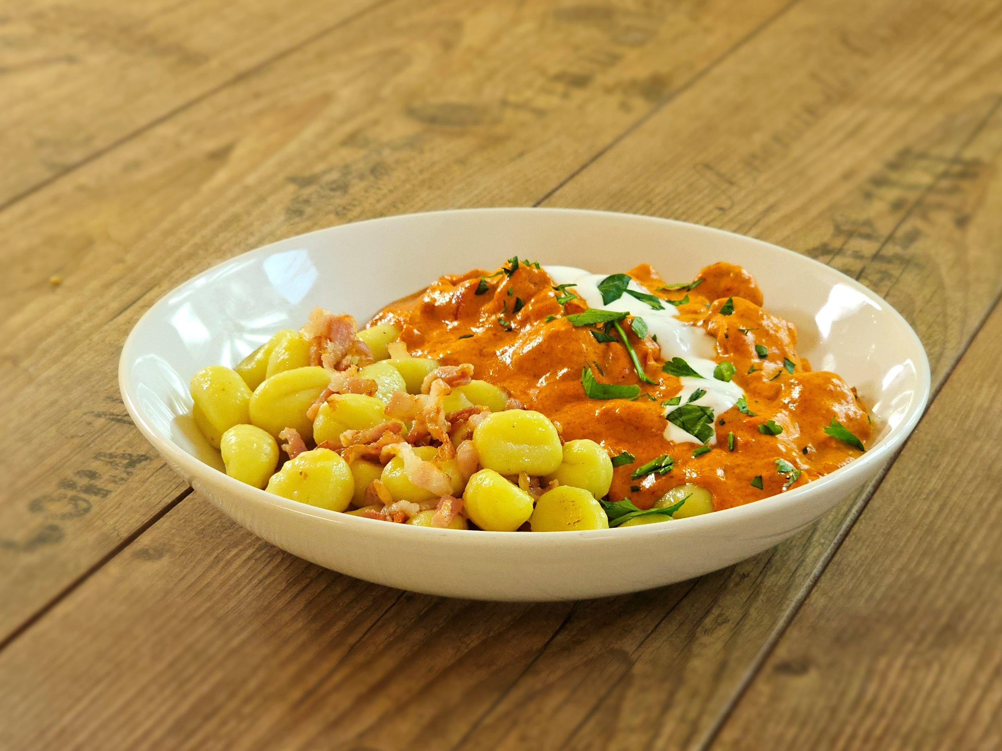 Harcsapaprikás szalonnás gnocchival